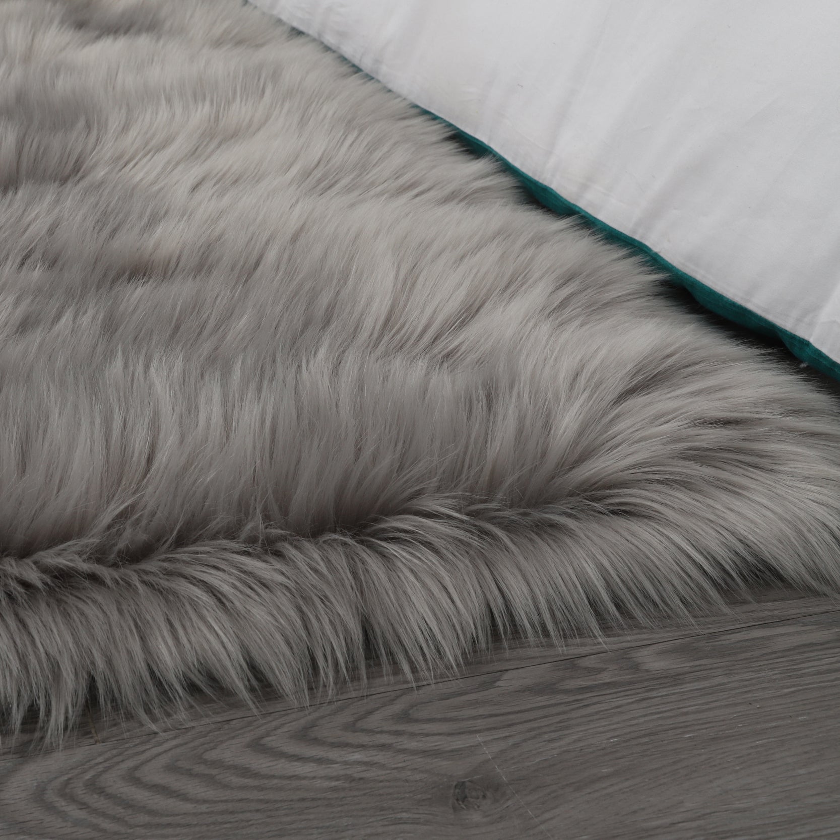 "Cozy Collection" Ultra Soft Fluffy Faux Fur Sheepskin Area Rug