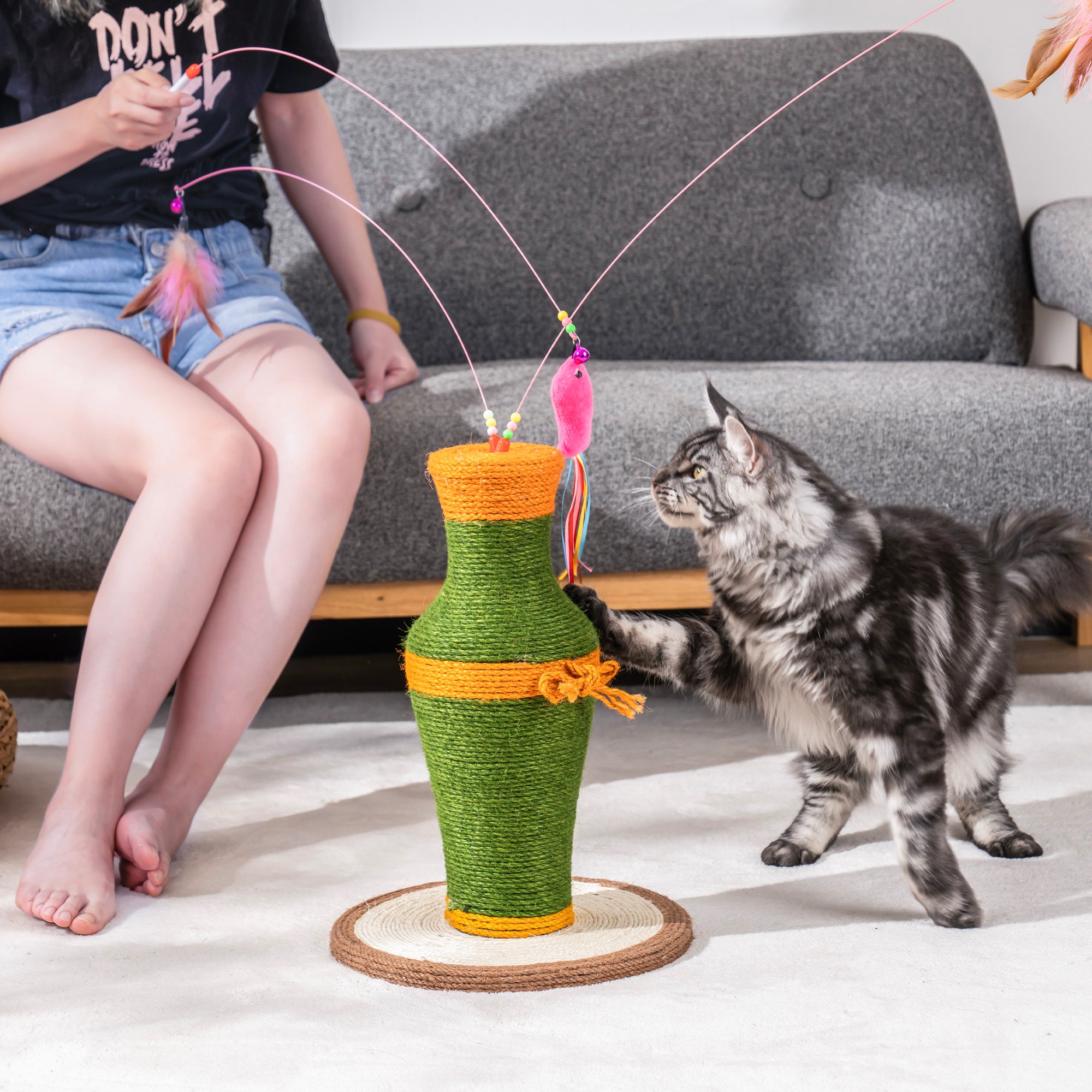 Vintage Vase-shaped Cat Scratching Post with 3 Feather Toys